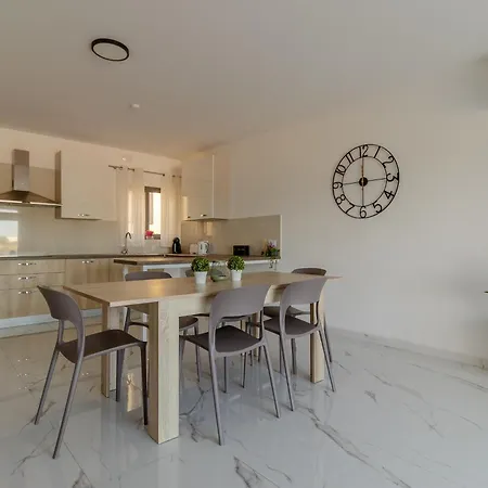 Penthouse With 3 Bedroom Daire Luqa