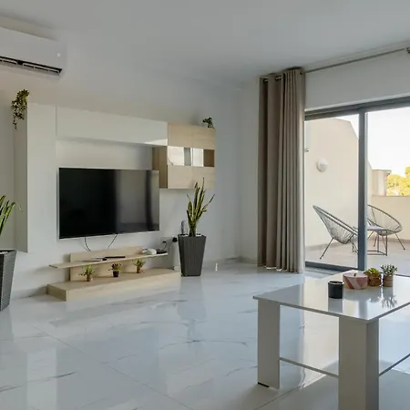 Penthouse With 3 Bedroom Лука