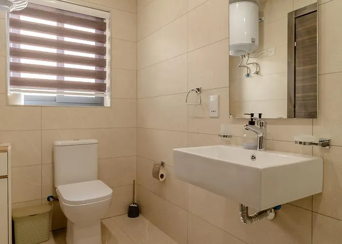 Penthouse 6 With 3 Bedroom Apartment *